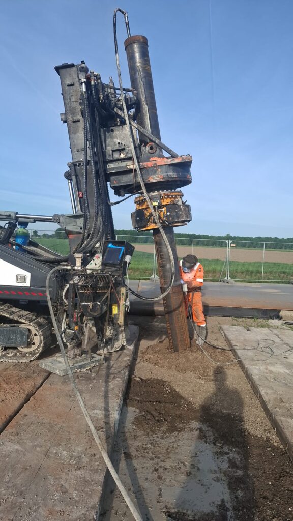 Heiwerkzaamheden met mobiele boorinstallatie voor het plaatsen van funderingspalen in de grond